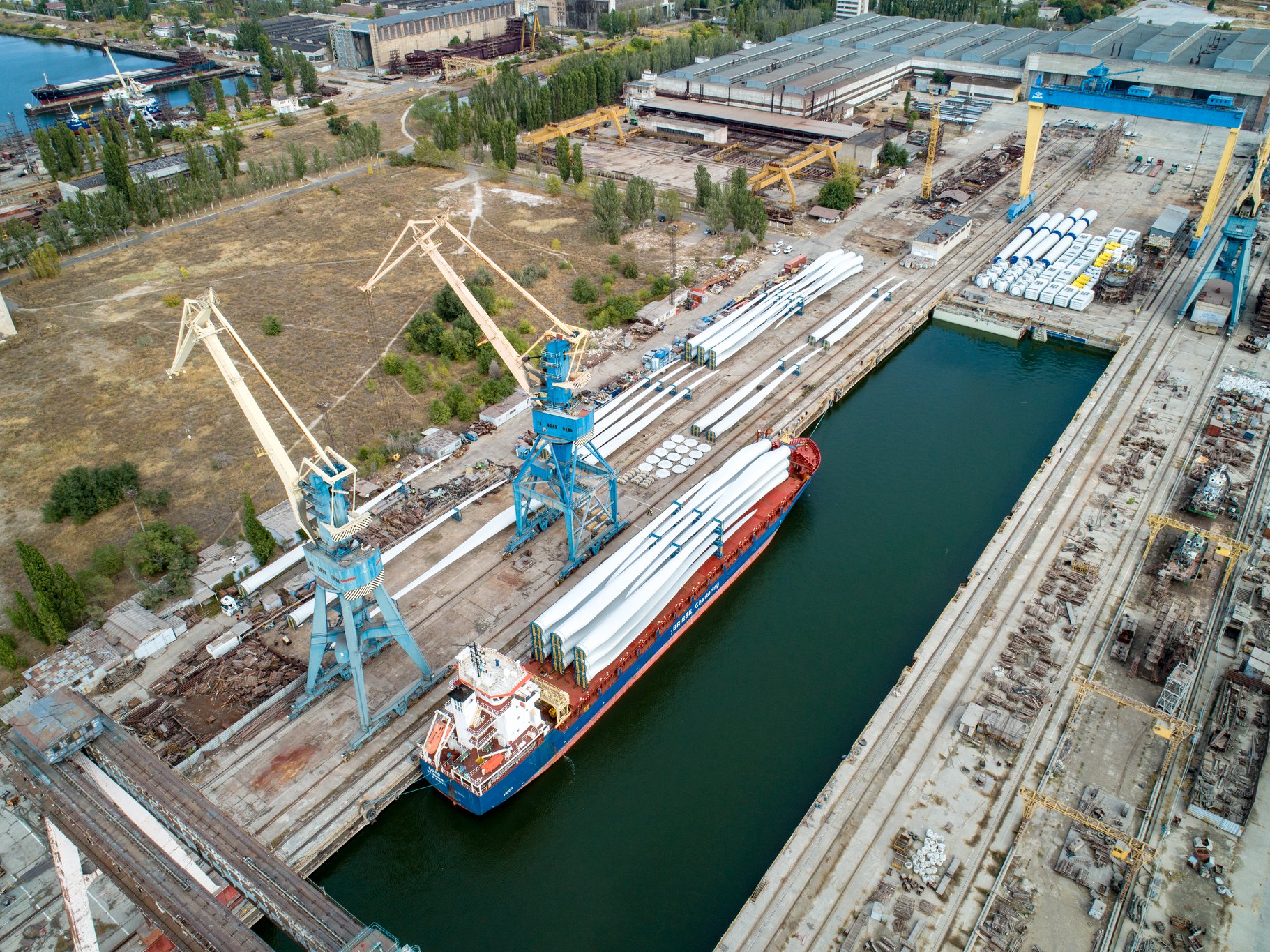 Shipyard in port mode will unload 28 ships with wind generators