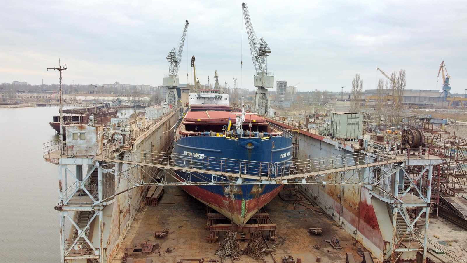 “Океан” ремонтує суховантажне судно VIKTOR TARATIN